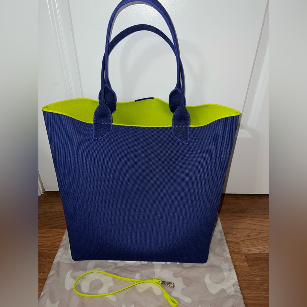 rothy's lightweight tote (reversible) in elderberry